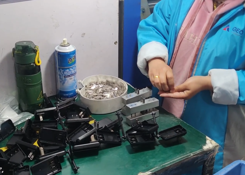 把插腳彈片安裝在外殼上