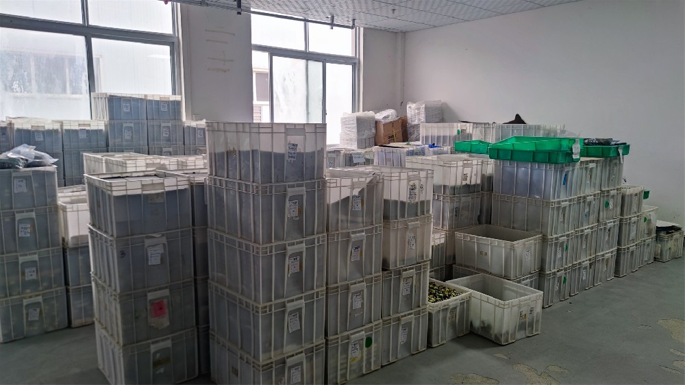 堆放整齊的物料筐