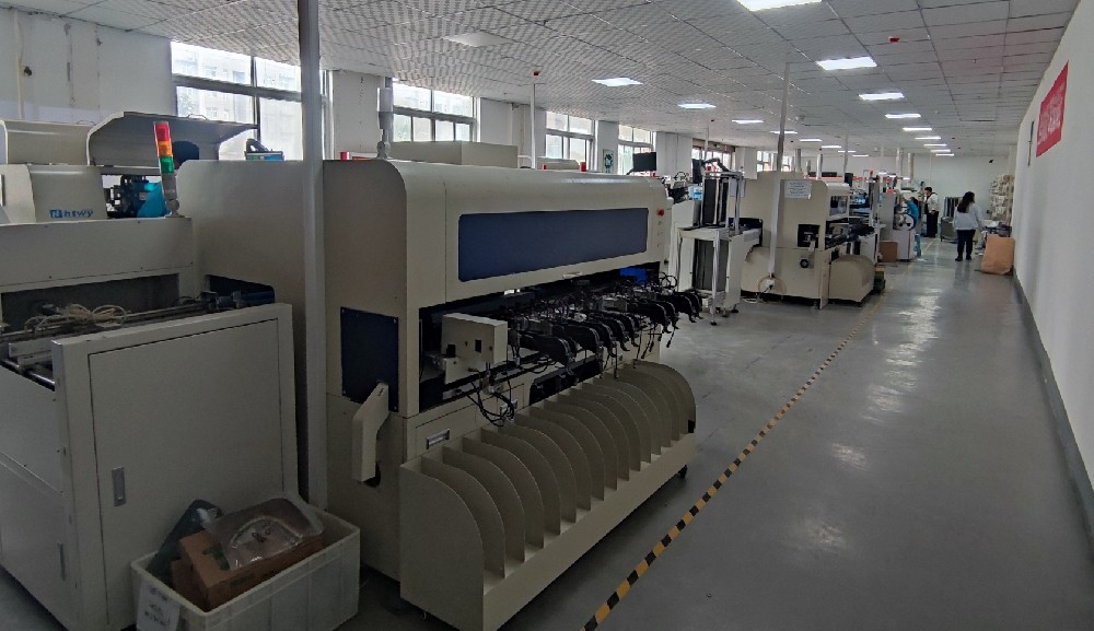 電源適配器智能芯片生產(chǎn)車(chē)間